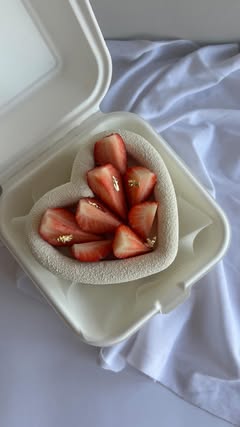 Bento torta srce sa jagodama u poklon kutiji