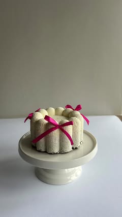 Malina Symphony torta sa malinom i belom čokoladom, ukrašena roze mašnama
