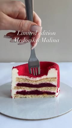 Presek medene torte Medovik & Malina sa slojevima korica, krema i maline