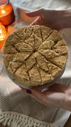 Isečena medena torta (medovik) sa zlatnim slojevima korica