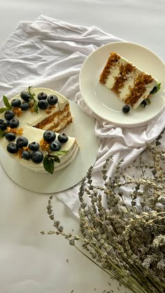 Carrot cake sa borovnicama i suvom lavandom