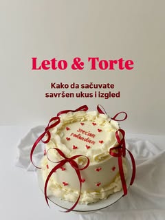 Letnja torta sa crvenim mašnama i ukrasnim detaljima